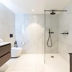 Mercury Designer With Pool Access דירה