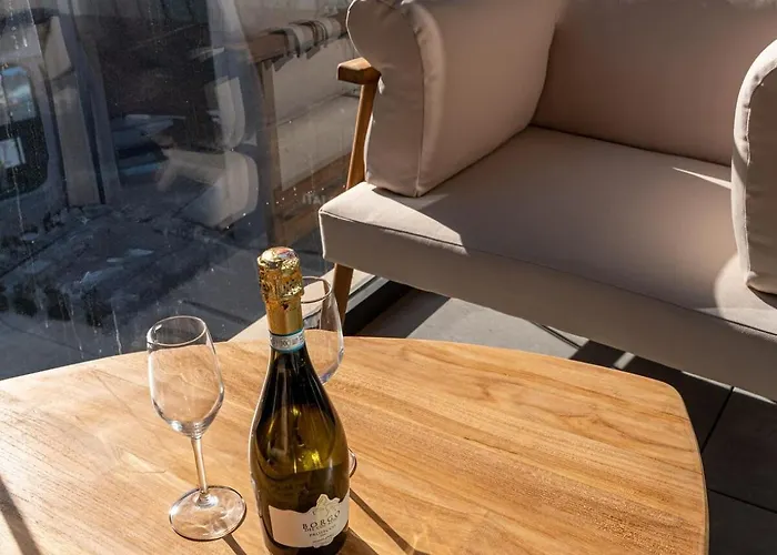 Mercury Designer With Pool Access *