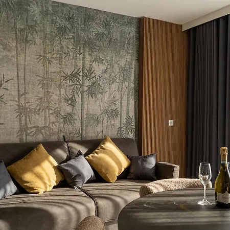 Mercury Designer With Pool Access