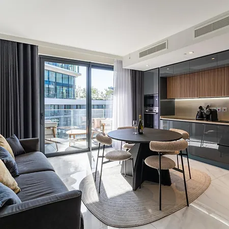 Mercury Designer With Pool Access Appartement